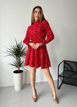 Красное платье с цветочным принтом