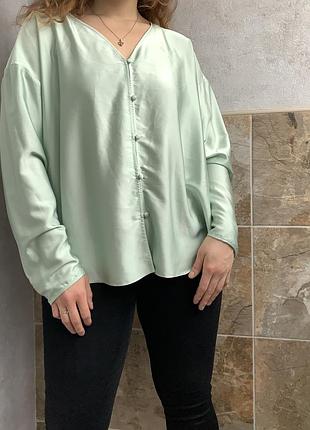 Ніжна атласна блуза сорочка