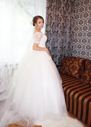 Весільна сукня.
