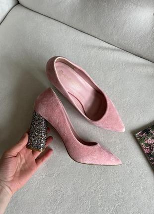 Шикарні рожеві туфлі з каблуком в блискітках