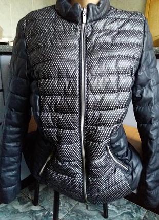 Стильная демисезонная куртка, эффект перфорированой кожи
