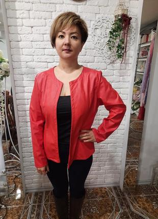 Красный пиджак из экокожи италия