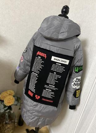 Стильное серое пальто с нашивками