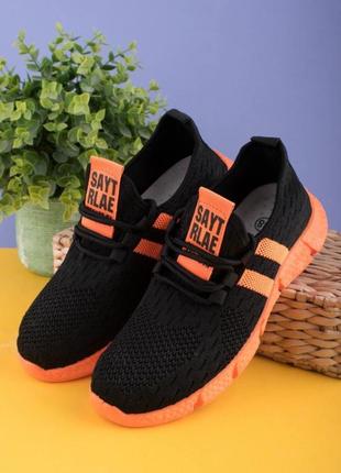 Стильные черные оранжевые кроссовки из текстиля сетка летние дышащие кеды кросівки