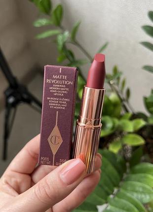 Помада charlotte tilbury matte revolution walk of no shame 3.5g1 фото