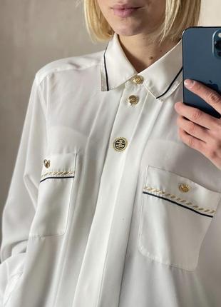 Блузка вінтажна біла з акцентною вишивкою якоря та золотими гудзиками у морському стилі4 фото