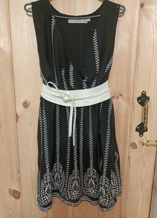 Платье черное с орнаментом белым.1 фото