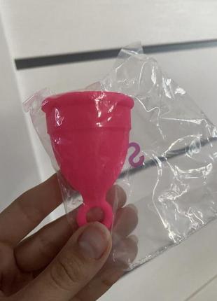 Гигиеническая силиконовая менструальная чаша розовая s с кольцом твердая 25мл