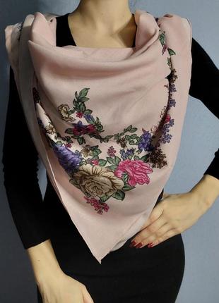 Пудровый платок с цветочным принтом1 фото