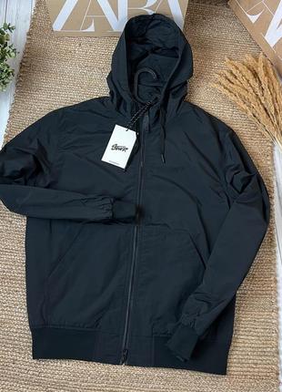 Вітровка чоловіча в чорному кольорі pull&bear