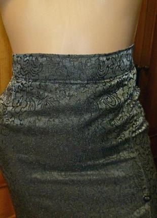 Брендовая красивая жаккардовая юбка летняя серебристая с черным рисунком4 фото