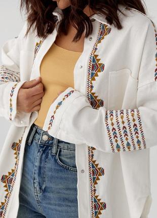 Женская рубашка-пиджак на кнопках украшена вышивкой - молочный3 фото
