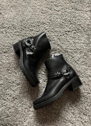 Жіночі осінні чоботи туфлі на каблуку bershka, розмір 37, 23.5 см5 фото