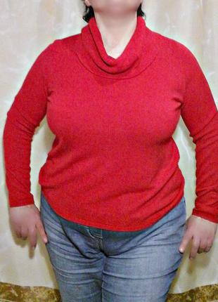 М'який і ніжний светр з хомутом червоного відтінку