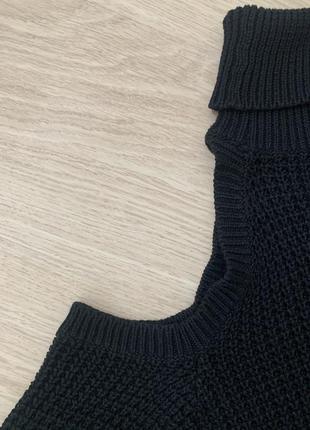 Черный вязаный свитер с высоким горлом и открытыми плечами3 фото