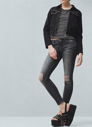 Серые джинсы skinny mango c разрезами на коленях