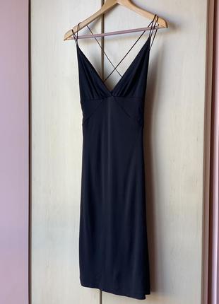 Маленькое черное сексуальное платье с красивой спинкой и рюшей сзади от mango8 фото