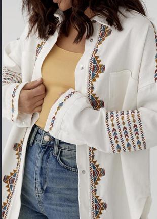 Жіноча сорочка-піджак на кнопках прикрашена вишивкою4 фото