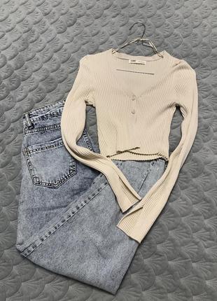 Молочна тепла кофтинка з подовженими рукавами та вирізом, укорочена, pull&bear