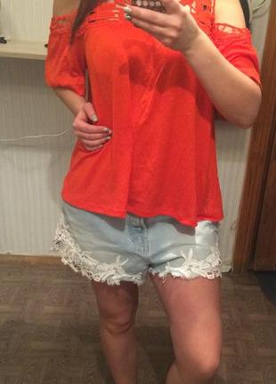 Помаранчева футболка