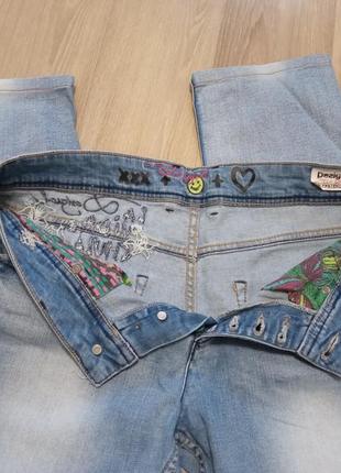 Крутые укороченные джинсы с вышивкой3 фото