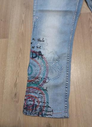 Крутые укороченные джинсы с вышивкой6 фото