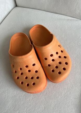 Оранжевые кроксы