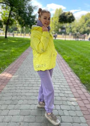 Яркая демисезонная куртка весна