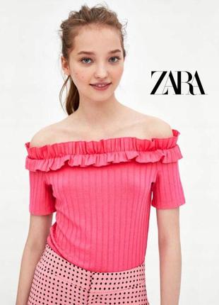 Яркая футболка топ в рубчик с открытыми плечами и рюшами zara