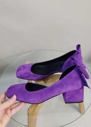 Фіолетові замшеві туфлі з бантиком на зручному не високому каблуку