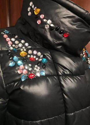 Стильная куртка средней длины с цветными кристаллами4 фото