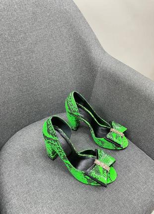 Туфли с открытым носком из натуральной кожи под рептилию в ярко салатового цвета декорирована бантиком8 фото