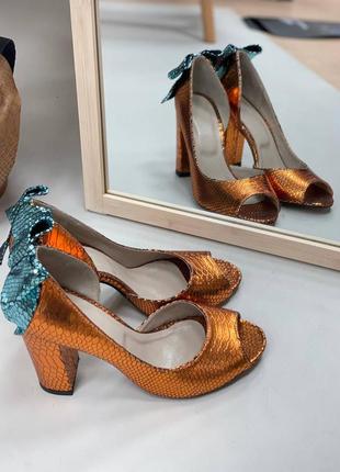 Жіночі туфлі туфлі з відкритим носиком з натуральної ексклюзивної шкіри під рептилію золотистому кольорі на каблуку 9см10 фото