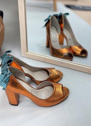 Жіночі туфлі туфлі з відкритим носиком з натуральної ексклюзивної шкіри під рептилію золотистому кольорі на каблуку 9см1 фото