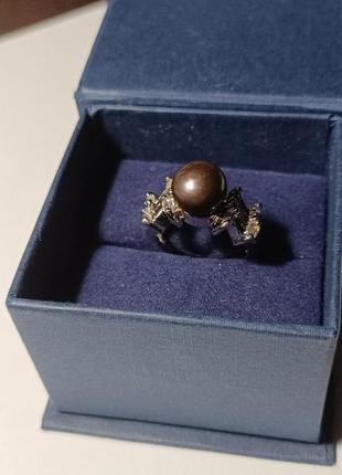 Серебряное кольцо с чёрной жемчужиной.