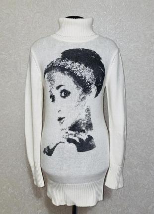 Белый удлиненный свитер с из изображением и декором oggi