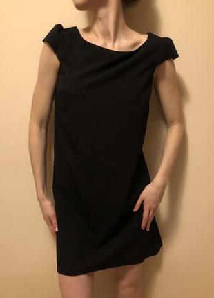 Черное классическое элегантное платье прямого кроя vubu4 фото
