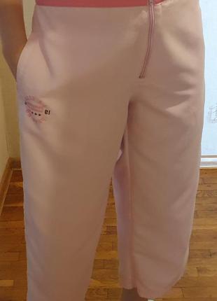 Розовые спортивные укороченные брюки с широкой штанинкой бриджи5 фото