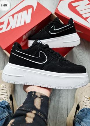 Крутезні жіночі кросівки на платформі nike air force 1 platform black white чорні з білим