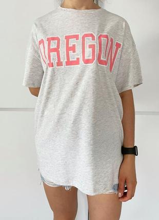 Оверсайз футболка об'ємна футболка з написом жіноча mango трендова світло-сіра 2023 легка