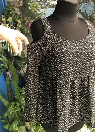 Блуза напівоткриті плечі