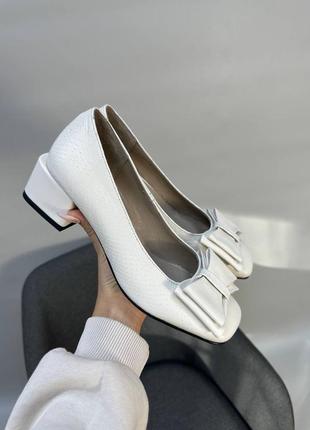 Молочные туфли с бантиком с невыским квадратным каблуком8 фото