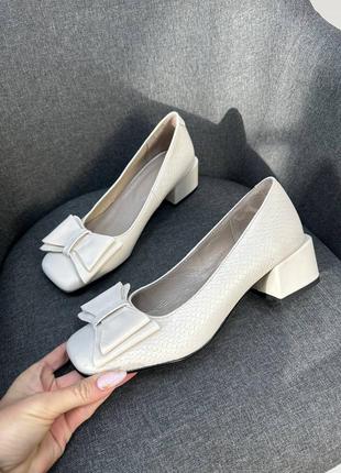 Молочные туфли с бантиком с невыским квадратным каблуком