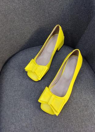Яркие жёлтые туфли с бантиком на вевысоком каблуке5 фото
