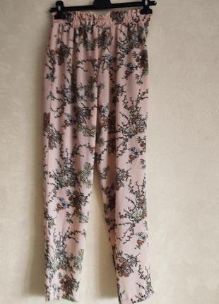 Розовые брюки лёгкие цветочные штаны на поясе пудровые свободные штаны.5 фото