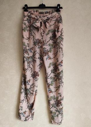 Розовые брюки лёгкие цветочные штаны на поясе пудровые свободные штаны.2 фото