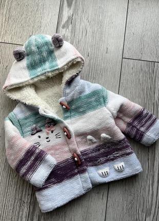 Теплая вязаная кофта куртка с капюшоном на новорожденную девочку на меху с мехом