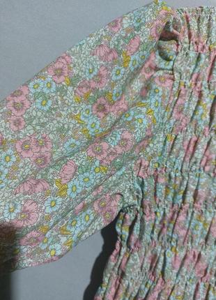 Присборенное мини-платье с пышными рукавами и цветочным принтом5 фото