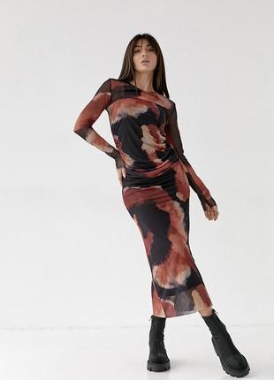 Приталена сукня із сітки з абстрактним принтом