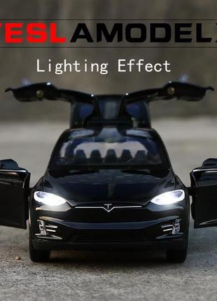 Модель автомобіля tesla x б/в. є світло й звуки.